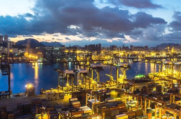 青島港海運(yùn)物流不僅是中國海運(yùn)物流的重要節(jié)點(diǎn)，更是連接世界的橋梁