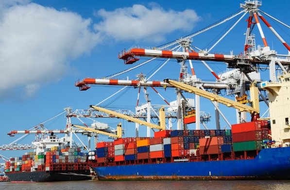 青島貨代如同一條隱形的藍(lán)色紐帶，緊密連接著世界各地的經(jīng)濟(jì)脈搏
