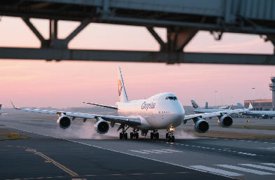 國(guó)際物流：海運(yùn) / 空運(yùn) / 陸運(yùn)全鏈路，全球門(mén)到門(mén)直達(dá)
